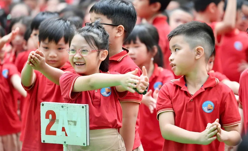 5 giáo viên tiểu học công lập hoàn thành đào tạo SNAG Golf - Hoc sinh tô vĩnh diện hào hứng tập tư thế Golf tại buổi làm quen