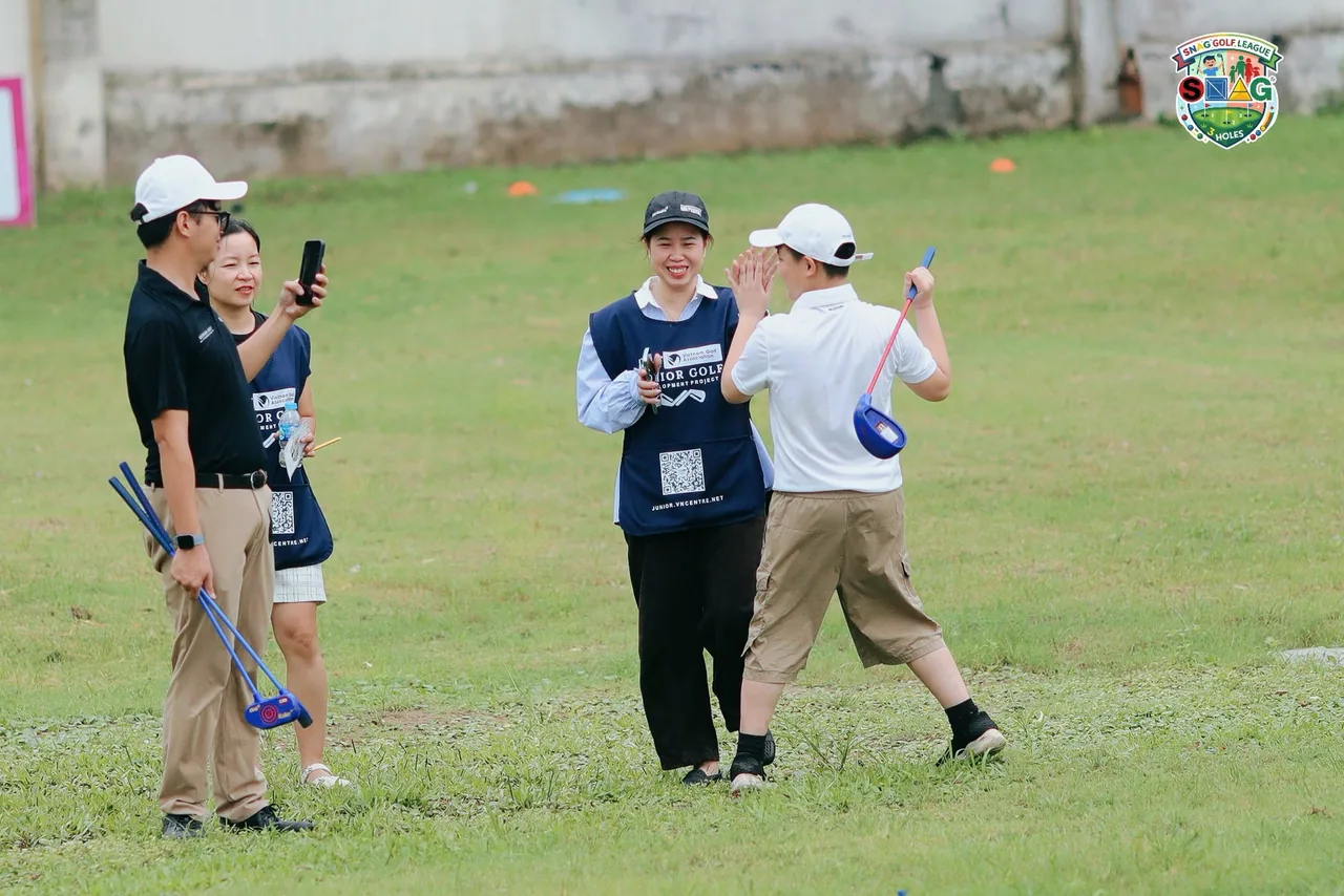 Caddie phụ huynh: Trái tim của SnagGolf League - Người giữ bình tĩnh cho trẻ trên sân