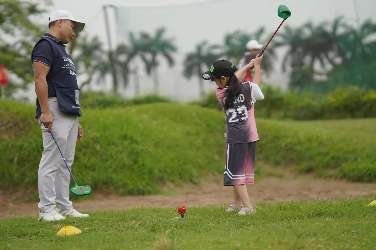 Golf là một bài tập thể dục vô cùng hiệu quả cho trẻ em - Golf rèn phối hợp toàn thân, không chỉ dùng tay