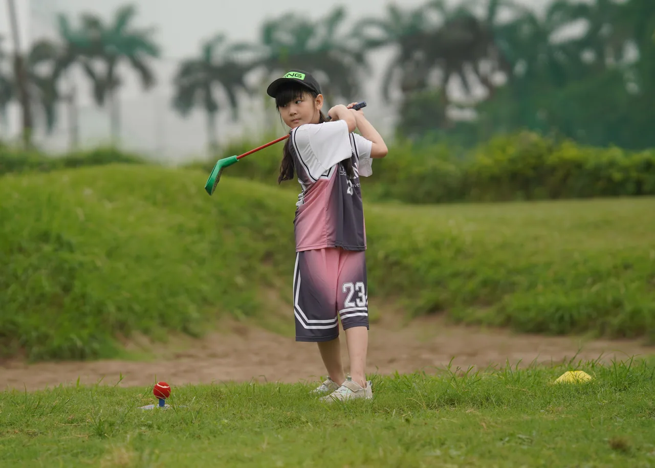 Trẻ em cười vui sau một cú đánh trong SnagGolf League