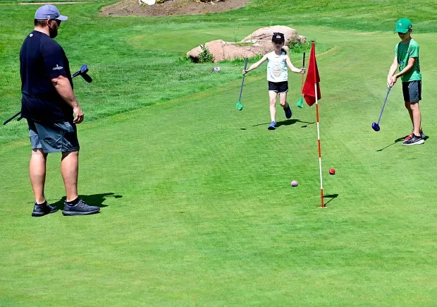 Short game là gì? Vì sao quan trọng với người mới - Shortgame bằng SNAG trên sân golf truyền thống
