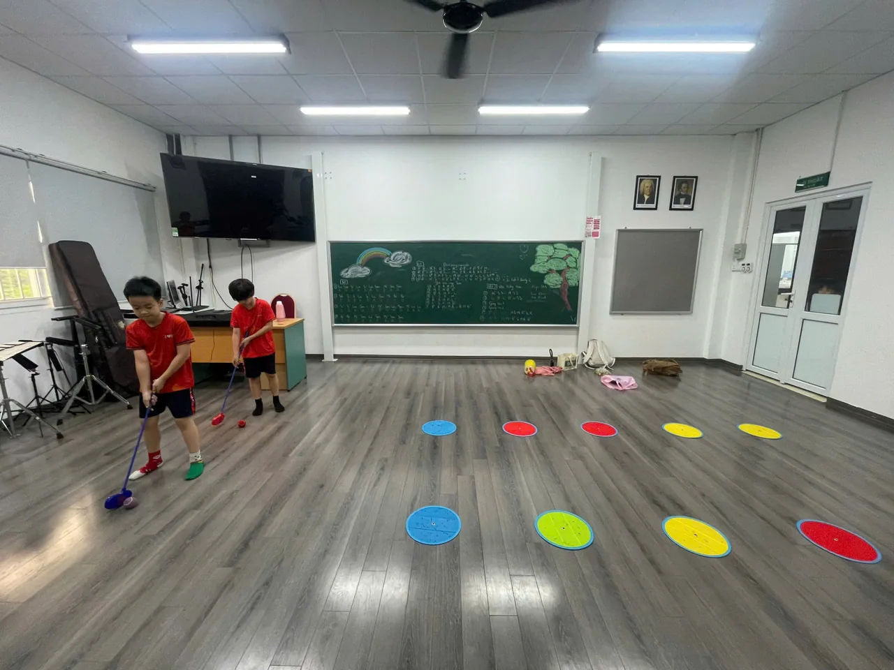 Có thể tập golf tại nhà không? Cách bắt đầu đơn giản cho trẻ em - Putting Game có thể dễ dàng setup tại nhà