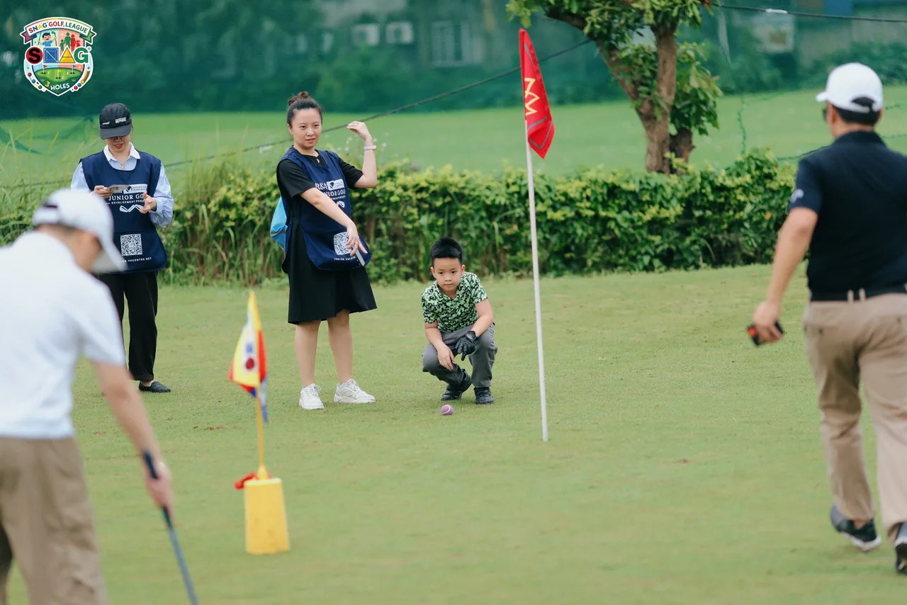 Thi đấu golf cho trẻ em nên bắt đầu thế nào? - Ảnh vòng chơi 3 hố SNAG, có cone, cờ mục tiêu, trẻ chờ lượt