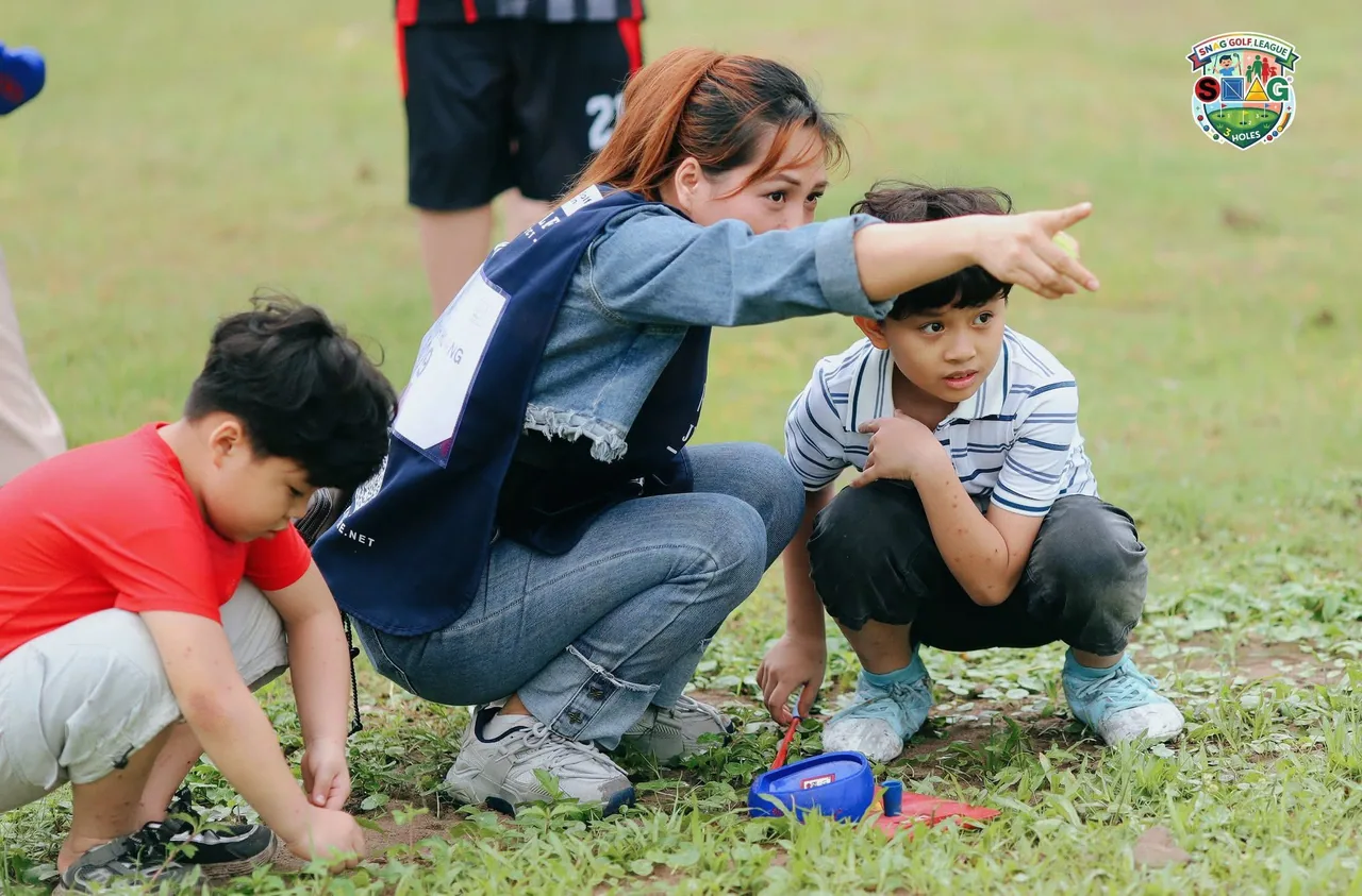 Thi đấu golf cho trẻ em nên bắt đầu thế nào? - Vai trò caddie phụ huynh hỗ trợ, không tạo áp lực