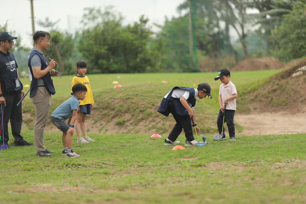 Trẻ em học golf có lợi gì? - Golf giúp trẻ thật trung tự nhiên và chờ lượt