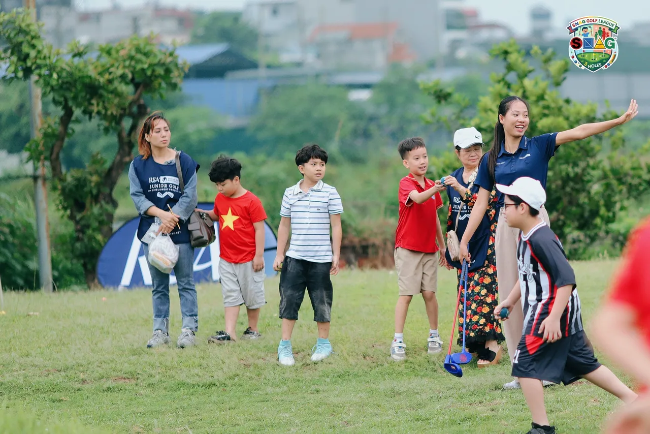 Trẻ em học golf có lợi gì? - Phụ huynh hoặc gia đình đồng hành cùng trẻ