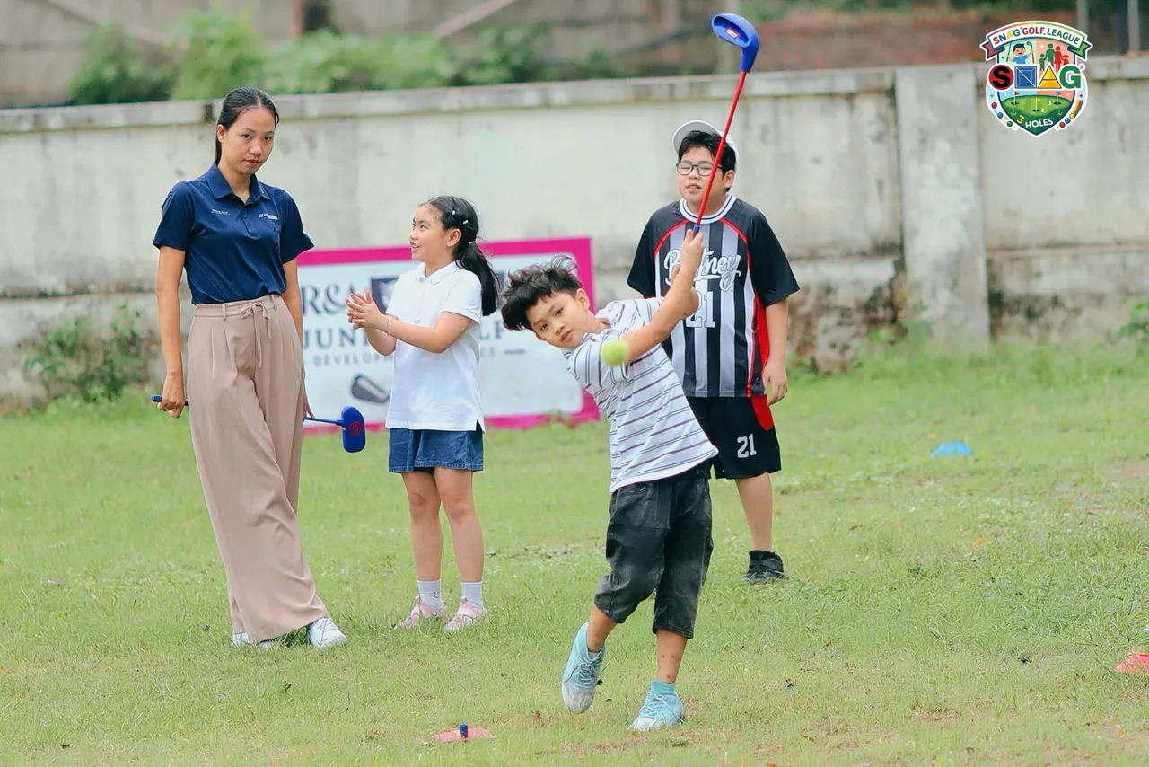 Trẻ em học golf khác người lớn ở điểm nào? - trẻ cần thấy golf vui trước khi thấy golf đúng