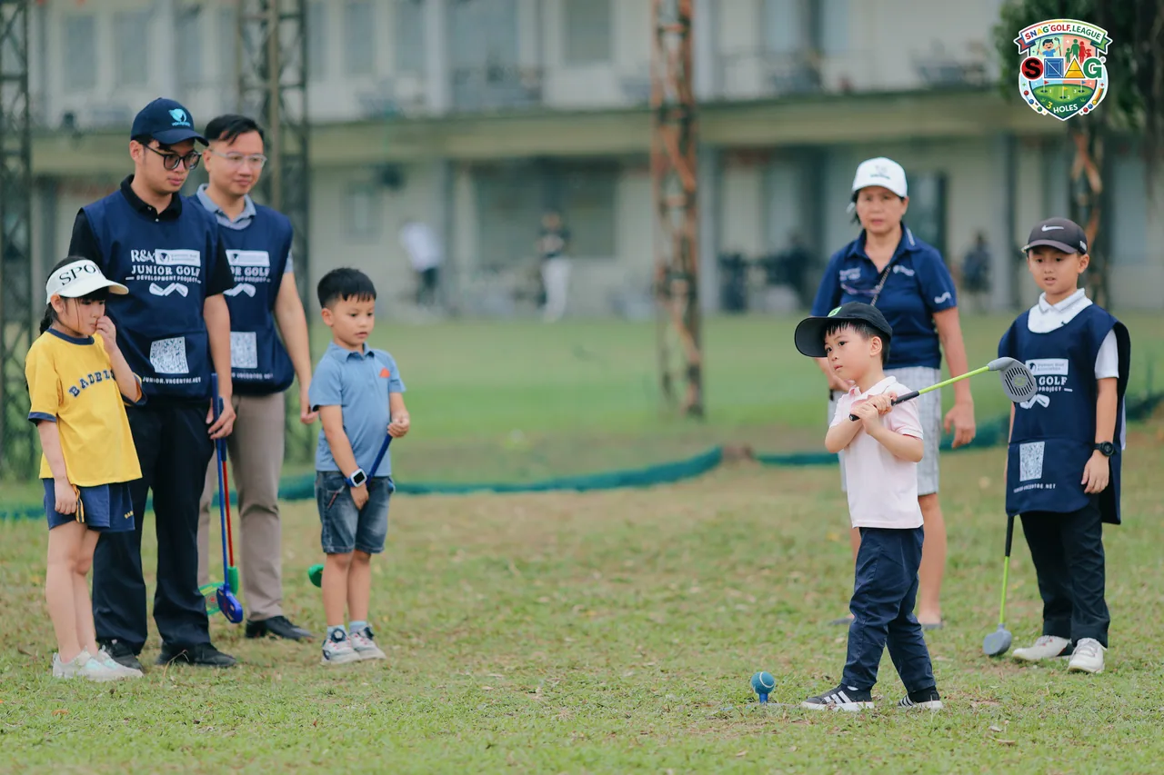 Trẻ em có thể bắt đầu học golf từ mấy tuổi? - League 1 và golfer nhí