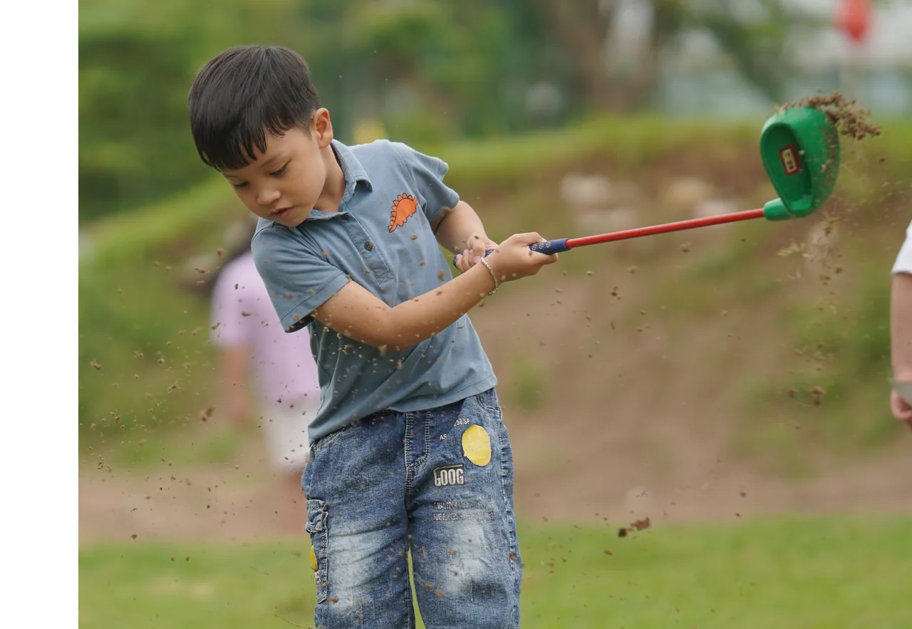 Trẻ em thực hiện cú swing tự tin trong hoạt động SnagGolf League