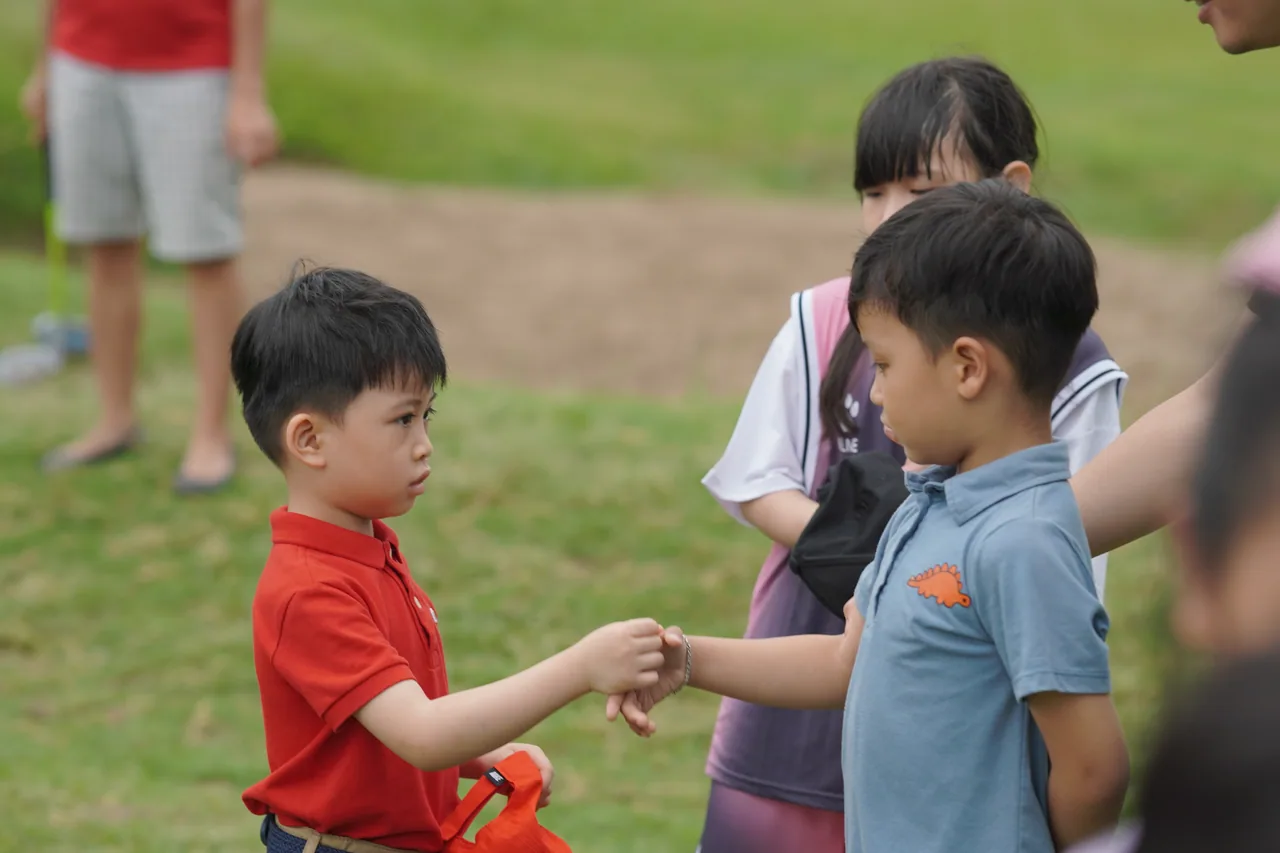Văn hóa golf: an toàn, chờ lượt và trung thực - Golfer 4 tuổi và 5 tuổi bắt tay