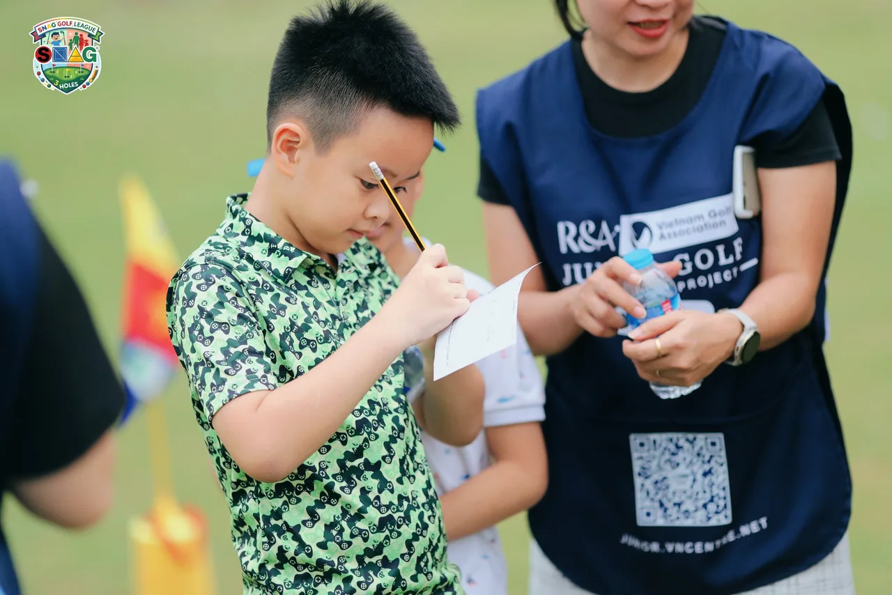 Văn hóa golf: an toàn, chờ lượt và trung thực - Golfer nhí ghi scorecard