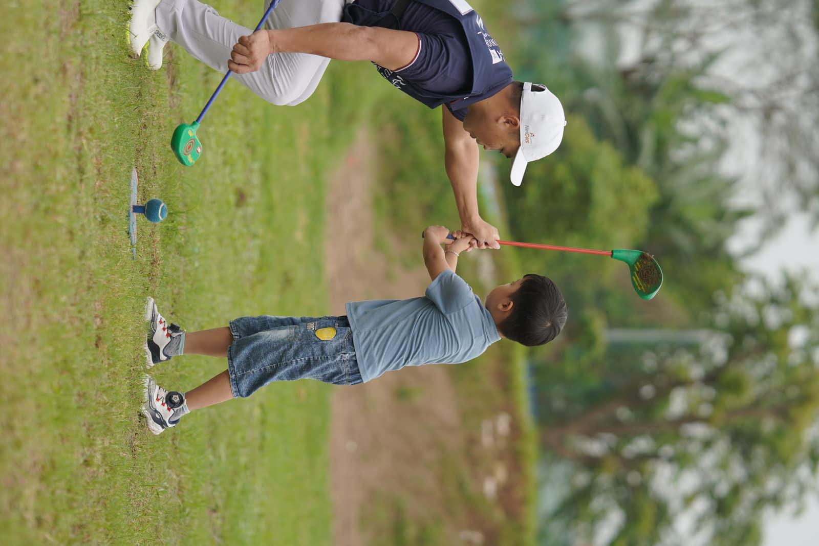 Huấn luyện viên hướng dẫn trẻ trong lớp SNAG Golf